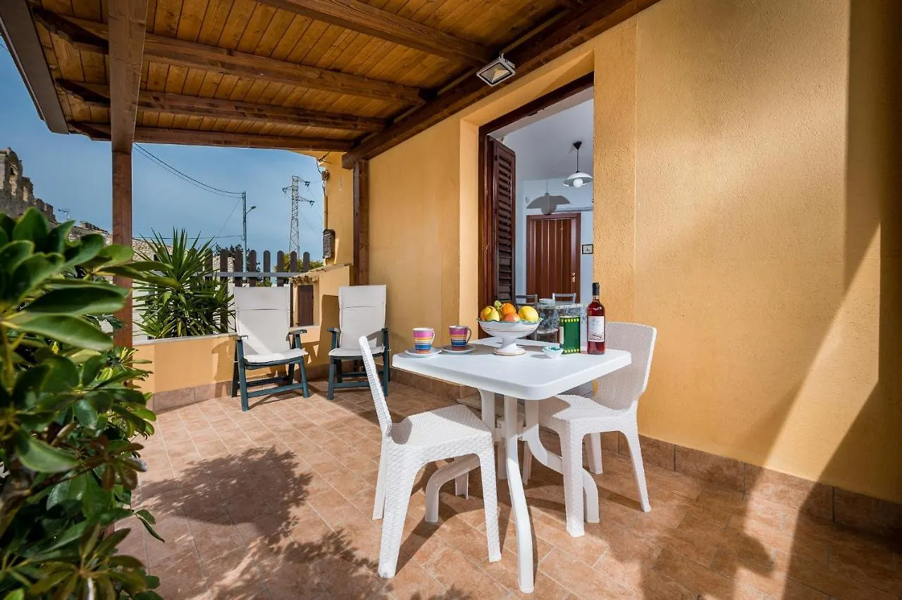 Casa Vacanza Saraceno كاستيلاّماري ديل غو إيطاليا